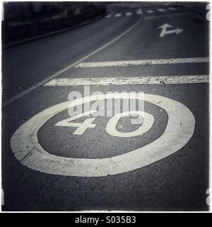 40 Il limite massimo di velocità segno di traffico dipinta su strada asfaltata a Barcellona, in Catalogna, Spagna Foto Stock