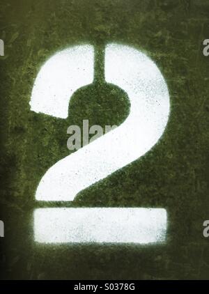 Il numero due 2 verniciato a spruzzo su un metallo contenitore di spedizione Foto Stock