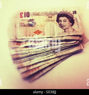 Pila di dieci pound note Foto Stock