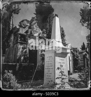 Cappella funeraria presso il cimitero di Bevagna in Umbria, Italia Foto Stock