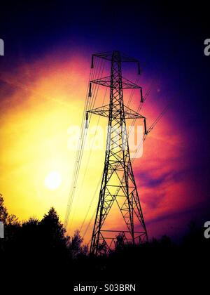 Pilone di elettricità e di sera sun Foto Stock