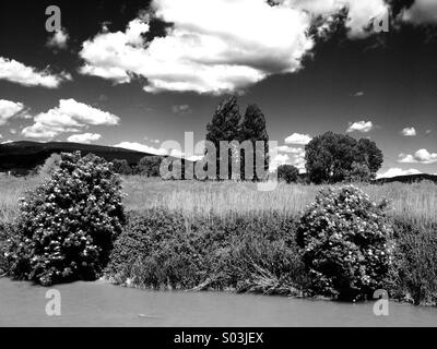 Paesaggio con le nuvole in campagna a Bevagna in Umbria, Italia Foto Stock