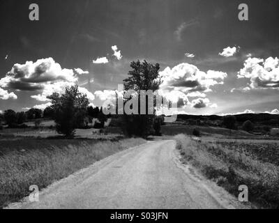 Paesaggio con le nuvole in campagna a Bevagna in Umbria, Italia Foto Stock