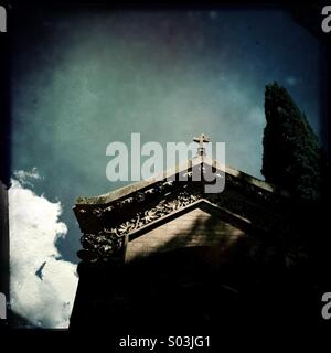 Cappella del cimitero di Bevagna in Umbria, Italia, con i cipressi Cielo e nubi Foto Stock