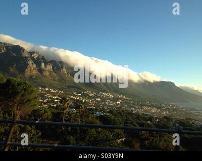 La tovaglia sulla Table Mountain a Camps Bay Foto Stock