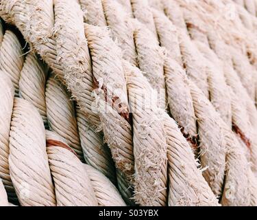 Una corda di una tapparella sfilacciata dovuta al consumo Foto stock - Alamy