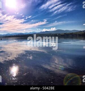 I riflessi del sole in Menai Straits da Anglesey Foto Stock