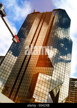Il grattacielo moderno che riflette il cielo in le sue finestre di vetro Foto Stock