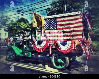 Vecchio carrello decorate con bandierine americane durante il Memorial Day Parade Foto Stock