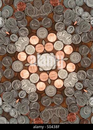 Un caleidoscopio immagine fatta da monete - quarti, spiccioli, nickels, spiccioli Foto Stock