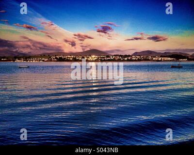 Menai stretto da Anglesey nella luce della sera Foto Stock