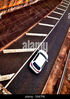 Bianco auto sulla strada Foto Stock