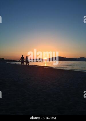 La vita in spiaggia tramonto Foto Stock