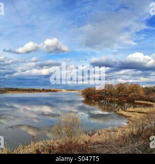 Nuvole riflessione sul lago wascana Foto Stock