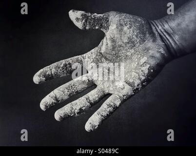 Senza glutine di farina con una donna mano. Processo di cottura il pane fatto in casa. Foto Stock