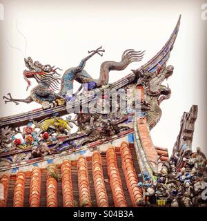 Drago scolpito in cima al tempio Longshan in Taipei, Taiwan. Foto Stock