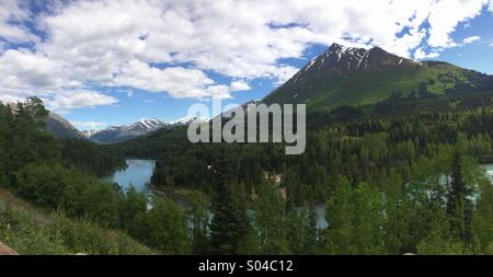 Vista sulla montagna in Cooper Landing, Alaska. Primavera in ultima frontiera. Foto Stock