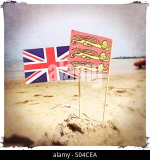 Bandiere su un castello di sabbia sulla spiaggia, REGNO UNITO Foto Stock