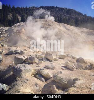 Fori per la fuoriuscita del vapore, Bumpass Hell, zona termale, Parco nazionale vulcanico di Lassen, California Foto Stock