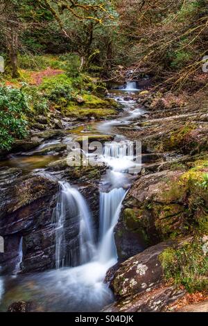 Un fiume scorre attraverso di essa! Foto Stock