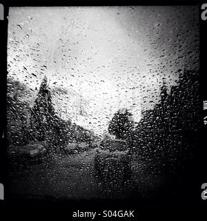 Gocce di pioggia su una finestra durante una tempesta Foto Stock