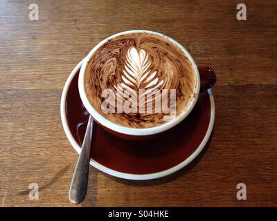 Tazza di caffè un cappuccino in un caffè Foto Stock