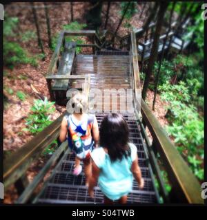 Due ragazze escursionismo in Tallulah gorge parco dello stato della Georgia, Stati Uniti d'America Foto Stock