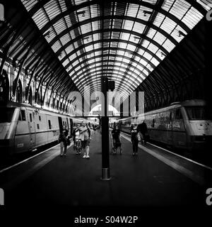 I passeggeri in partenza il treno fino a Kings Cross stazione ferroviaria, London, Regno Unito Foto Stock