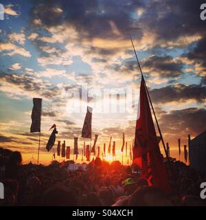 Tramonto, folla e atmosfera al Glastonbury festival 2014 Foto Stock