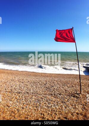 Red Flag di pericolo sul lungomare di Brighton, indicando che non andare in acqua. Inghilterra, Regno Unito. Foto Stock