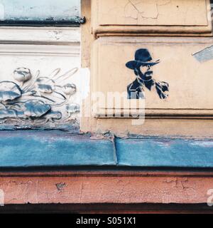 Dettaglio della tecnica stencil sul vecchio edificio abbandonato a Riga, Lettonia Foto Stock