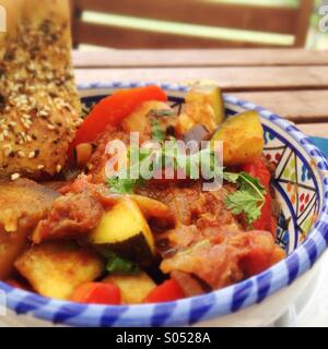 Tagine vegetariano in una ciotola con Maneesh flatbread Foto Stock