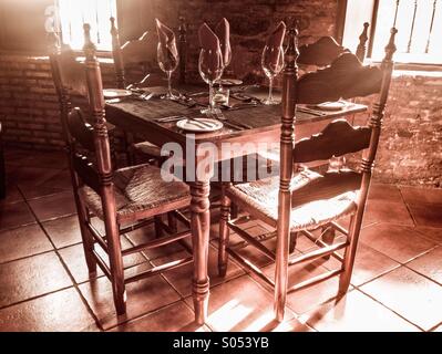 Grande credenza in legno e arte moderna nella sala da pranzo con sedie  imbottite Foto stock - Alamy