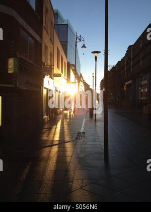 Luce del sole di mattina su King Street a Dublino in Irlanda. Foto Stock