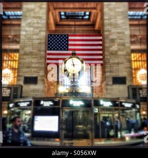 Informationsstand e orologio all'atrio principale della stazione Grand Central in NYC. Foto Stock