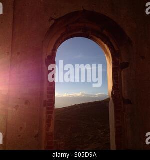 Luce di sole illumina una finestra sulle rovine di una miniera in Real de Catorce, San Luis Potosi, Messico Foto Stock