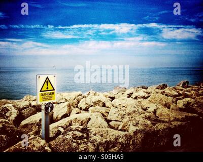 Segnaletica di pericolo sul lungomare di Morecambe Foto Stock