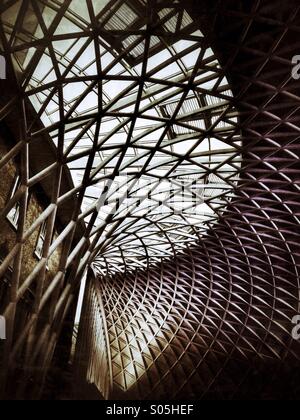 Tetto dell'atrio partenze presso la stazione di Kings Cross a Londra, Inghilterra, Regno Unito Foto Stock