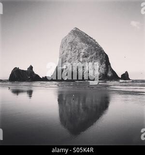 Dawn, Haystack Rock, Cannon Beach, Oregon Coast Foto Stock