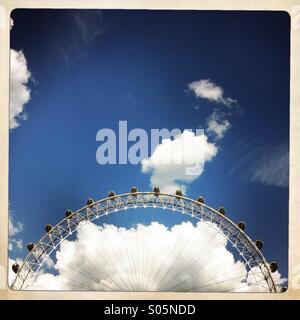 Il London Eye e le nuvole. Londra England Regno Unito. Foto Stock