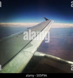 Vista di un'ala di aeroplano durante il volo Foto Stock