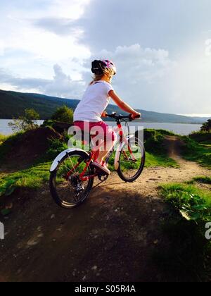 Ragazza in sella a una moto sulla pista sterrata, Åre, Svezia. Signor disponibile. Foto Stock