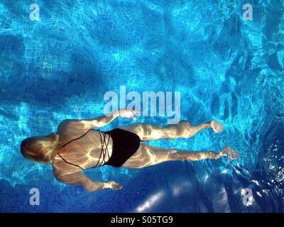 Donna di nuoto in piscina Foto Stock