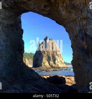 Pile di mare attraverso l'Arco Naturale, Rialto Beach, Parco Nazionale di Olympic, Washington Foto Stock