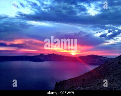 Brillante tramonto sul Parco nazionale di Crater Lake dal cappuccio cloud point. Foto Stock