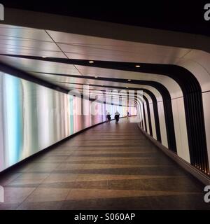 Tunnel pedonale con luce integrata-muro a King's Cross, Londra Foto Stock