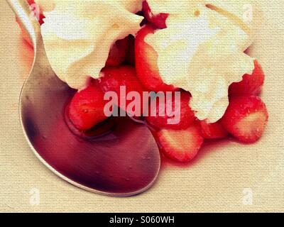 Fragole e panna con tela sovrapposta per effetto Foto Stock