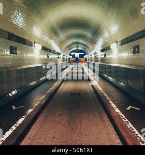 Vecchio Elbe Tunnel o St. Pauli Elbe Tunnel (tedesco: Alter Elbtunnel), pedonale e tunnel del veicolo aperto nel 1911, sotto il fiume Elba, Amburgo, Germania Foto Stock