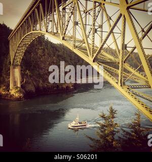 Deception Pass Bridge, Whidbey Island, Washington, la pesca in barca Foto Stock