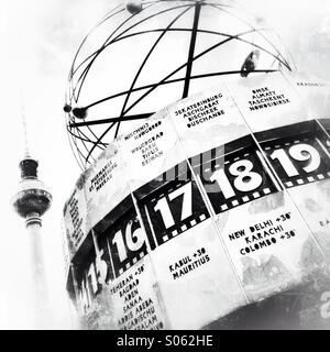 Orologio mondiale con la torre della televisione di Berlino Foto Stock